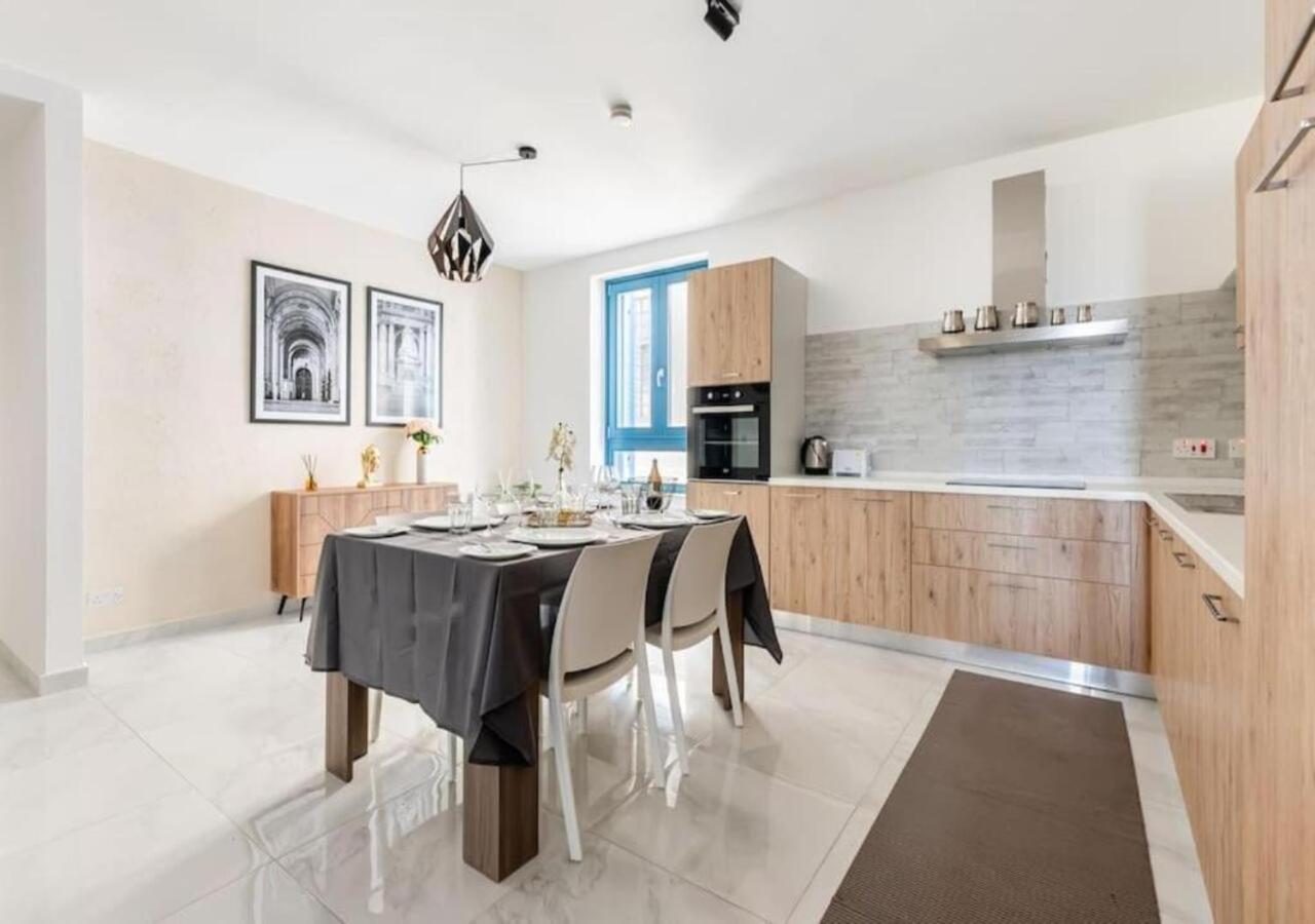 Sea View Luxury Apartment Brand New In 발레타 외부 사진